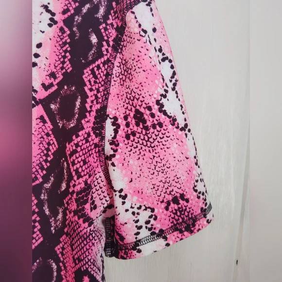 LIKE NEW!! KEVAN HALL Sport, Pink Snake Print 1/4 Zip Polo Shirt. Size XL - Picture 4 of 6